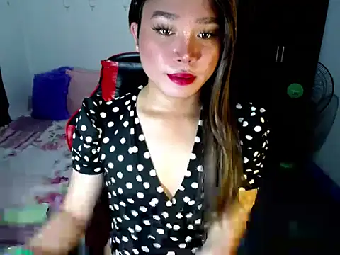 Urassiansweetcummer online show from October 18, 2025, 2:35 am