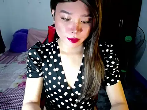 Urassiansweetcummer online show from October 19, 2025, 4:04 am