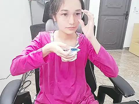 Snapshot of Shulee21 chatting on October 29, 2025, 4:44 am Shulee21 online show from October 29, 2025, 4:44 am