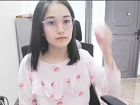 Snapshot of Shulee21 chatting on October 13, 2025, 2:24 am Shulee21 online show from October 13, 2025, 2:24 am