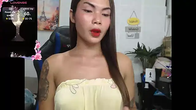 lucyheart777 online show from April 28, 2026, 4:06 am