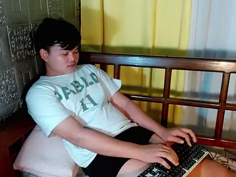 Snapshot of Reynelcock chatting on October 21, 2025, 5:34 pm Reynelcock online show from October 21, 2025, 5:34 pm