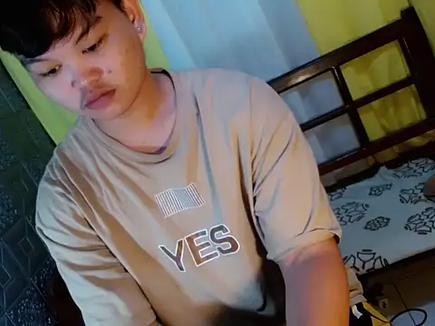 Snapshot of Reynelcock chatting on October 13, 2025, 2:13 am Reynelcock online show from October 13, 2025, 2:13 am