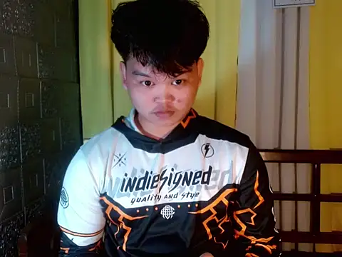 Snapshot of Reynelcock chatting on November 3, 2025, 10:19 am Reynelcock online show from November 3, 2025, 10:19 am