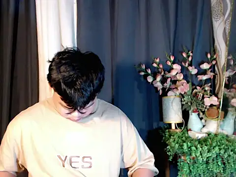 Snapshot of Reynelcock chatting on October 28, 2025, 9:25 pm Reynelcock online show from October 28, 2025, 9:25 pm