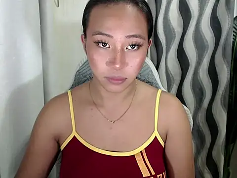Snapshot of sweetiie_caren chatting on August 3, 2026, 1:39 pm sweetiie caren online show from August 3, 2026, 1:39 pm