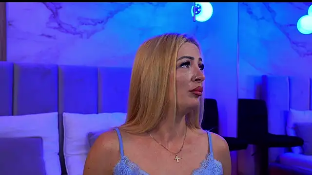Izabellle02 online show from April 21, 2026, 4:08 am