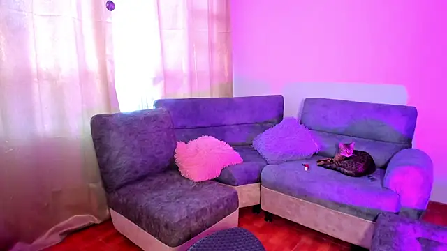 Shophie thoopson online show from October 28, 2025, 12:26 pm