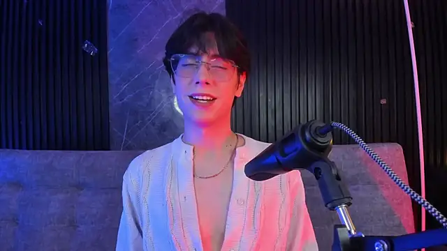 luixdust  online show from October 28, 2025, 4:24 am