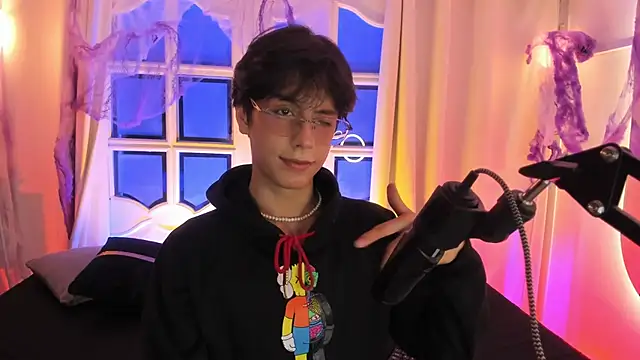 luixdust  online show from October 10, 2025, 6:03 am