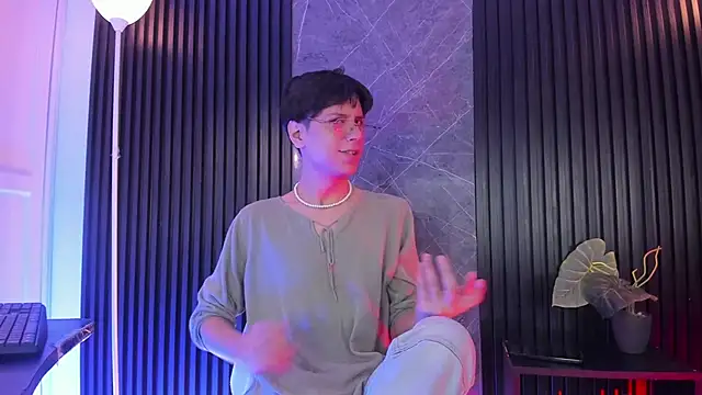 luixdust  online show from November 29, 2025, 4:34 am