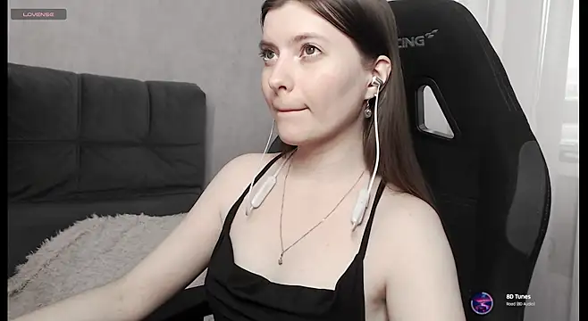 cute elfy  online show from November 7, 2025, 1:59 pm