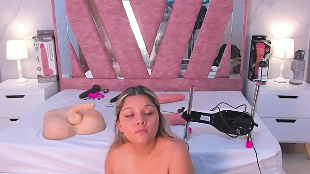 Wonderkloe  online show from February 13, 2026, 8:42 pm