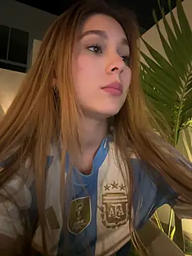 Snapshot of Nikii__ chatting on June 17, 2026, 12:43 am Nikii online show from June 17, 2026, 12:43 am