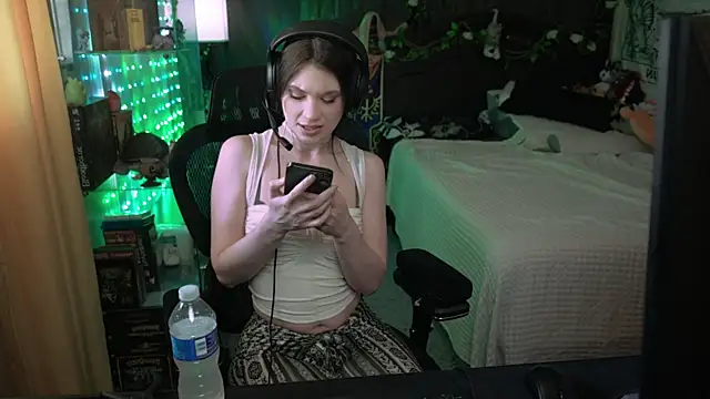 Snapshot of littlelune chatting on April 7, 2026, 8:32 pm littlelune online show from April 7, 2026, 8:32 pm