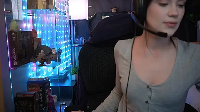 Snapshot of littlelune chatting on February 6, 2026, 9:00 pm littlelune online show from February 6, 2026, 9:00 pm