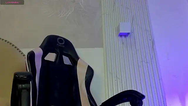 Snapshot of Melany__08 chatting on October 15, 2025, 2:43 am Melany 08 online show from October 15, 2025, 2:43 am