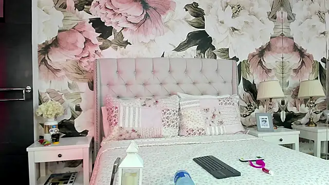 Snapshot of MaddyMay_ chatting on November 19, 2025, 7:58 pm MaddyMay online show from November 19, 2025, 7:58 pm