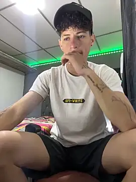 Snapshot of MattiaAGT chatting on October 25, 2025, 4:40 pm MattiaAGT online show from October 25, 2025, 4:40 pm