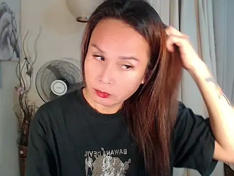 Snapshot of holly_bitch chatting on April 6, 2026, 1:23 am holly bitch online show from April 6, 2026, 1:23 am