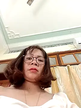 Snapshot of Mizzu-mi chatting on October 19, 2025, 8:11 pm Mizzu-mi online show from October 19, 2025, 8:11 pm