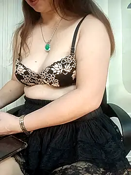 Snapshot of Lam-Di chatting on November 6, 2025, 12:53 pm Lam-Di online show from November 6, 2025, 12:53 pm