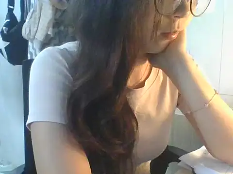 Snapshot of Linzly chatting on October 17, 2025, 2:26 am Linzly online show from October 17, 2025, 2:26 am