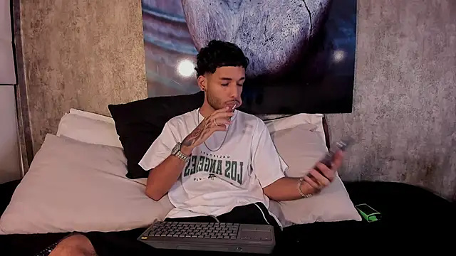 Snapshot of Thiagoferreti chatting on May 8, 2026, 3:43 am Thiagoferreti online show from May 8, 2026, 3:43 am