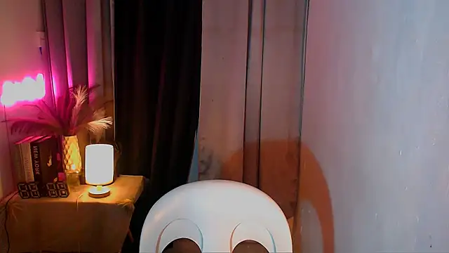 Lorainnelustts online show from December 22, 2025, 9:20 am