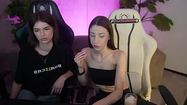 Snapshot of Selena_Glow chatting on March 25, 2026, 7:24 pm Selena Glow online show from March 25, 2026, 7:24 pm