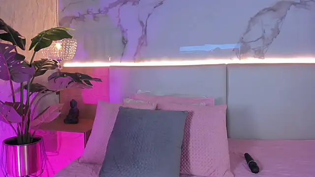 Snapshot of ValSmith_ chatting on November 8, 2025, 3:43 am ValSmith online show from November 8, 2025, 3:43 am