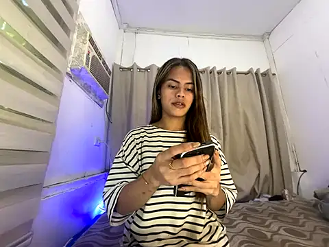 Snapshot of serpenthena_goddess chatting on October 24, 2025, 4:44 am serpenthena goddess online show from October 24, 2025, 4:44 am