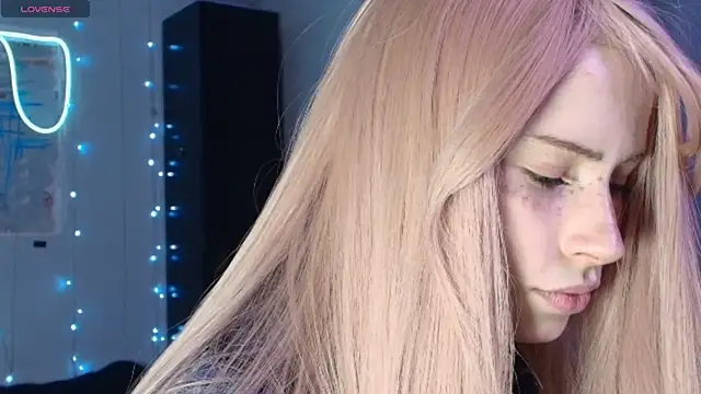 Snapshot of PieraMarch chatting on October 13, 2025, 7:04 pm PieraMarch online show from October 13, 2025, 7:04 pm