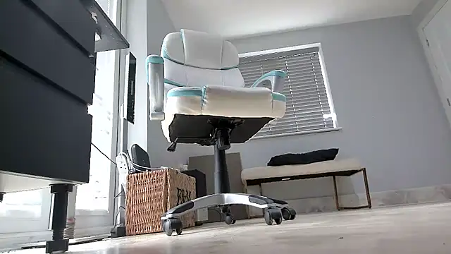 Snapshot of foxyroxymilf chatting on January 6, 2026, 1:15 pm foxyroxymilf online show from January 6, 2026, 1:15 pm