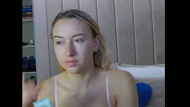 Snapshot of LexiRussell chatting on October 7, 2025, 4:35 am LexiRussell online show from October 7, 2025, 4:35 am