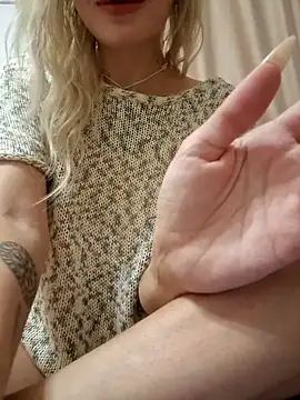 Snapshot of KateMonroe chatting on October 13, 2025, 9:16 pm KateMonroe online show from October 13, 2025, 9:16 pm