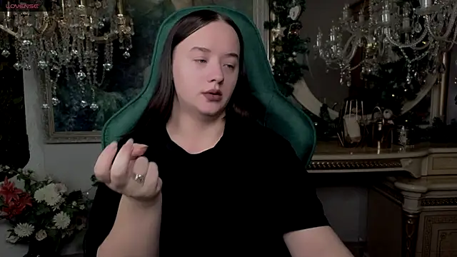 Snapshot of LaraBenson_ chatting on December 2, 2025, 11:12 am LaraBenson online show from December 2, 2025, 11:12 am