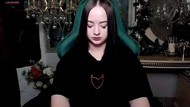 Snapshot of LaraBenson_ chatting on December 17, 2025, 10:31 am LaraBenson online show from December 17, 2025, 10:31 am