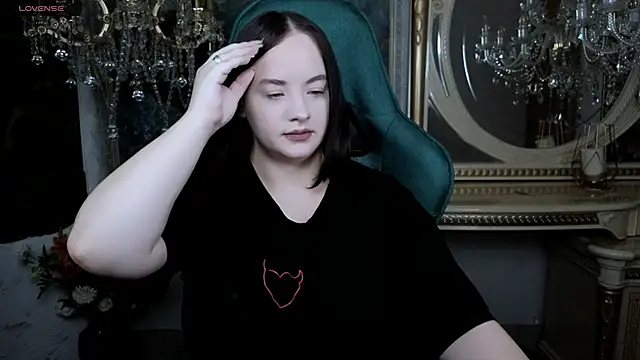 Snapshot of LaraBenson_ chatting on November 29, 2025, 10:48 am LaraBenson online show from November 29, 2025, 10:48 am