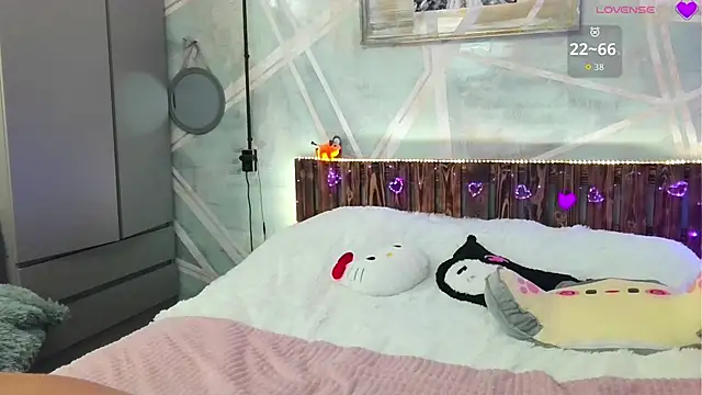 Luna-Fever online show from September 29, 2025, 8:32 am