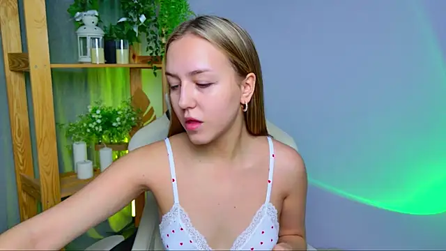 Snapshot of CindySparkl chatting on March 8, 2026, 3:43 am CindySparkl online show from March 8, 2026, 3:43 am