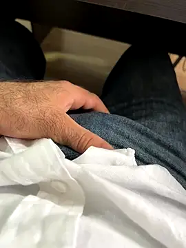 Snapshot of Cruel00 chatting on October 8, 2025, 6:04 am Cruel00 online show from October 8, 2025, 6:04 am