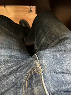 Snapshot of Cruel00 chatting on October 21, 2025, 10:25 am Cruel00 online show from October 21, 2025, 10:25 am