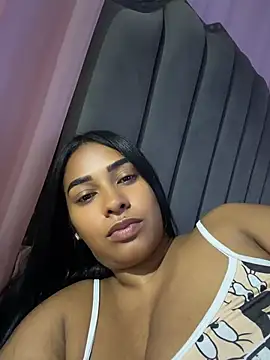 ericajohnson  online show from April 18, 2026, 10:43 pm