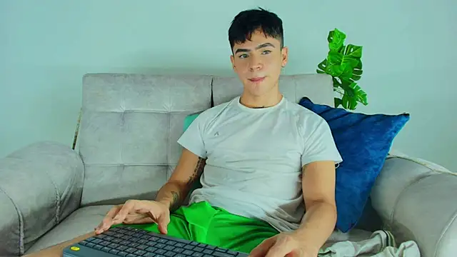 Snapshot of CamiiGuzmanX chatting on October 13, 2025, 8:21 pm CamiiGuzmanX online show from October 13, 2025, 8:21 pm