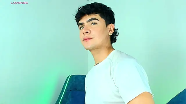 Snapshot of CamiiGuzmanX chatting on December 15, 2025, 8:14 pm CamiiGuzmanX online show from December 15, 2025, 8:14 pm