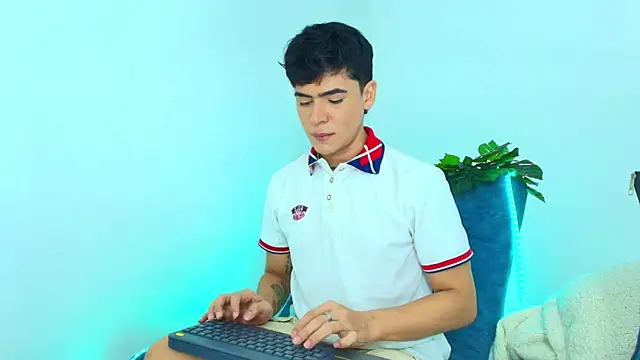 Snapshot of CamiiGuzmanX chatting on November 10, 2025, 8:25 pm CamiiGuzmanX online show from November 10, 2025, 8:25 pm