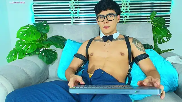 CamiiGuzmanX online show from April 21, 2026, 10:05 pm