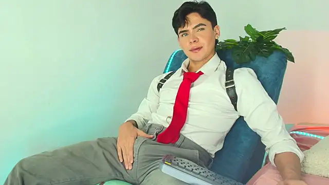 Snapshot of CamiiGuzmanX chatting on December 4, 2025, 7:35 pm CamiiGuzmanX online show from December 4, 2025, 7:35 pm