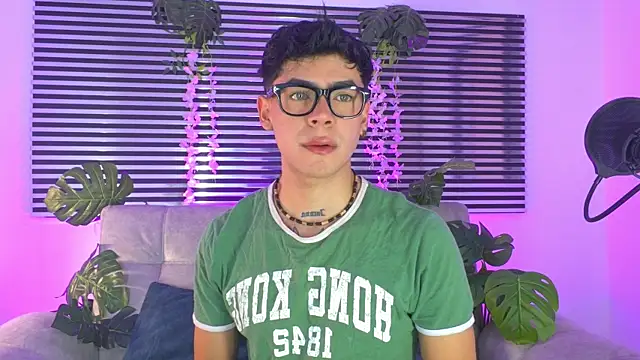 CamiiGuzmanX online show from June 24, 2026, 5:55 pm